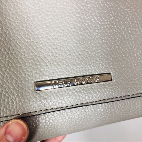 🔥SALE🔥 Steve Madden gray and silver crossbody bag - Picture 2 of 9